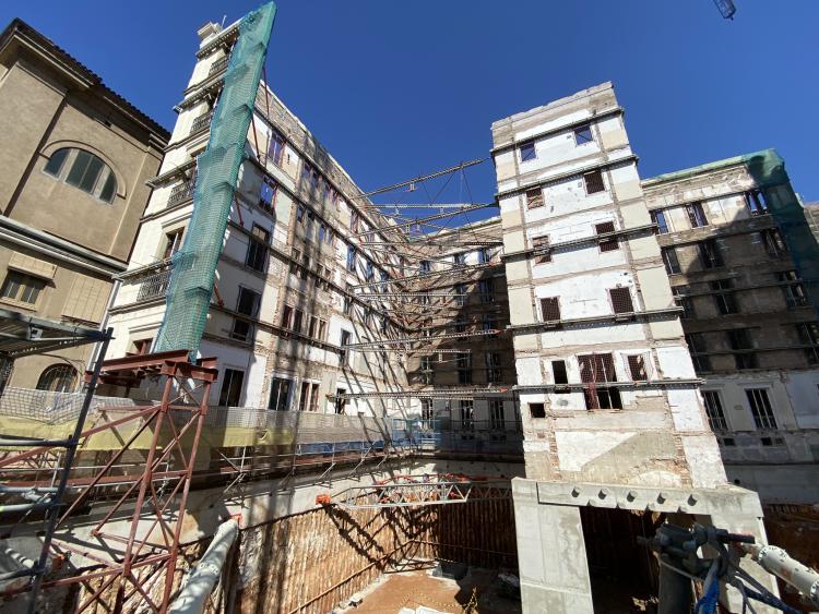 Cos prismàtic apeuat