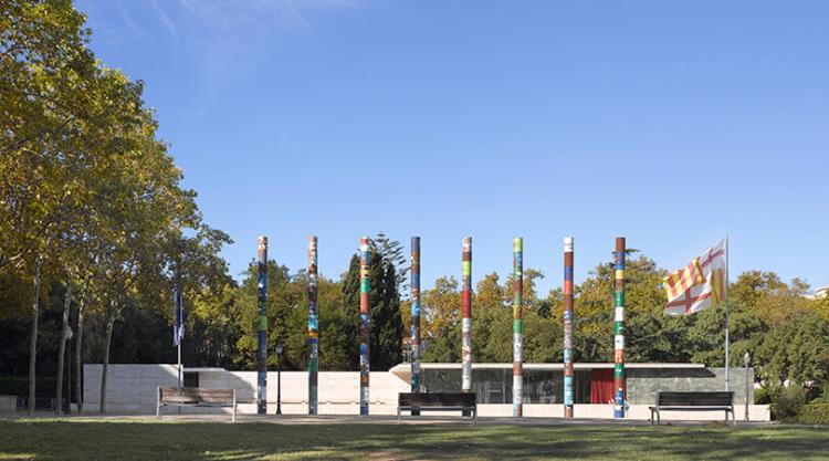 Columnes commemoratives del 30è aniversari de reconstrucció del Pavelló Alemany