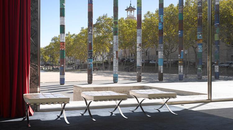 Columnes commemoratives del 30è aniversari de la reconstrucció del Pavelló Alemany