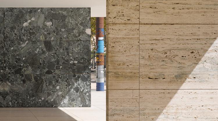 Columnes commemoratives del 30è aniversari de la reconstrucció del Pavelló Alemany